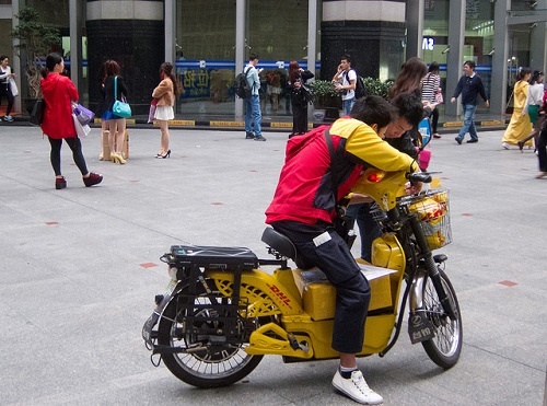 "DHL Electric Bike Courier" (http://goo.gl/30IVCl) by Angus Gratton (http://goo.gl/H7kiU5) is licensed under CC BY 4.0 (http://creativecommons.org/licenses/by/4.0/) 