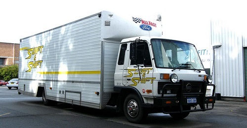 "TRUCK FROM SWIFT & SHIFT COURIER TV SERIES" (http://goo.gl/cKGd0Q) by NAPARAZZI (http://goo.gl/OxPoa3) is licensed under CC BY-SA 2.0 (https://creativecommons.org/licenses/by-sa/2.0/)